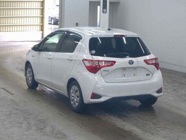 2018 Toyota Vitz HV F auction photo 2