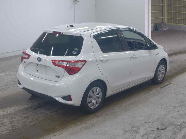 2018 Toyota Vitz HV F auction photo 5