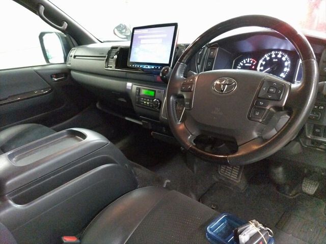 2023 Toyota Hiace LスーパーGLダーク2 4WD auction photo 3