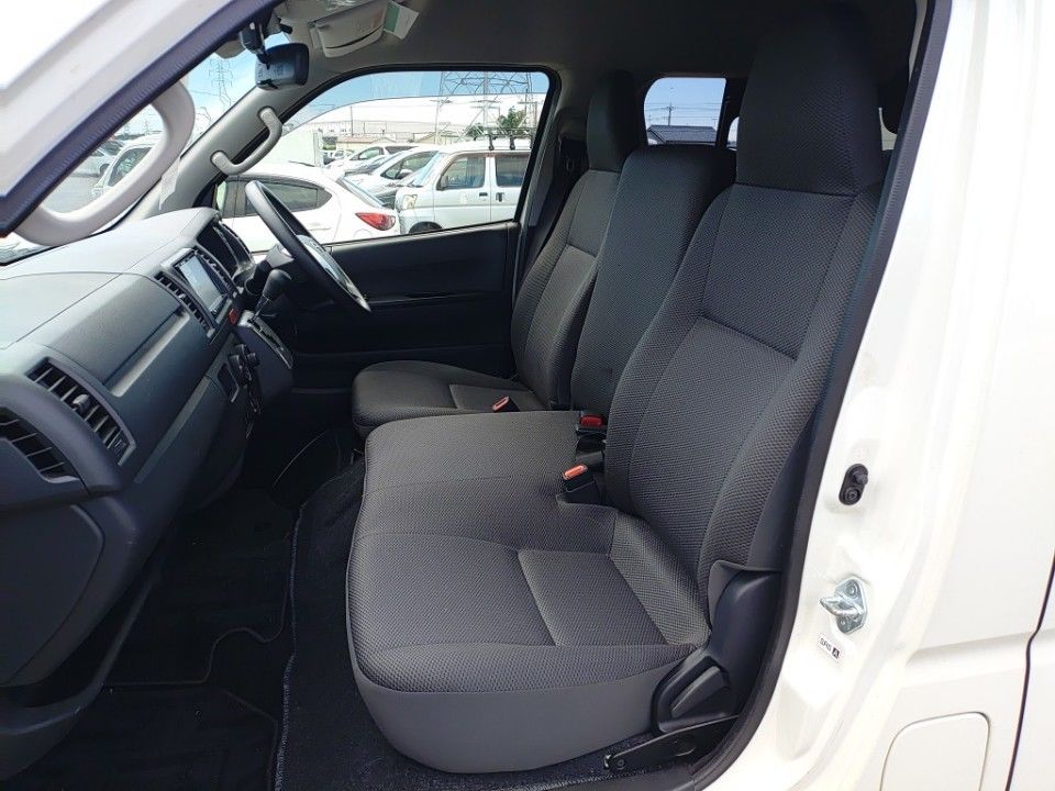 2022 Toyota Hiace auction photo 16