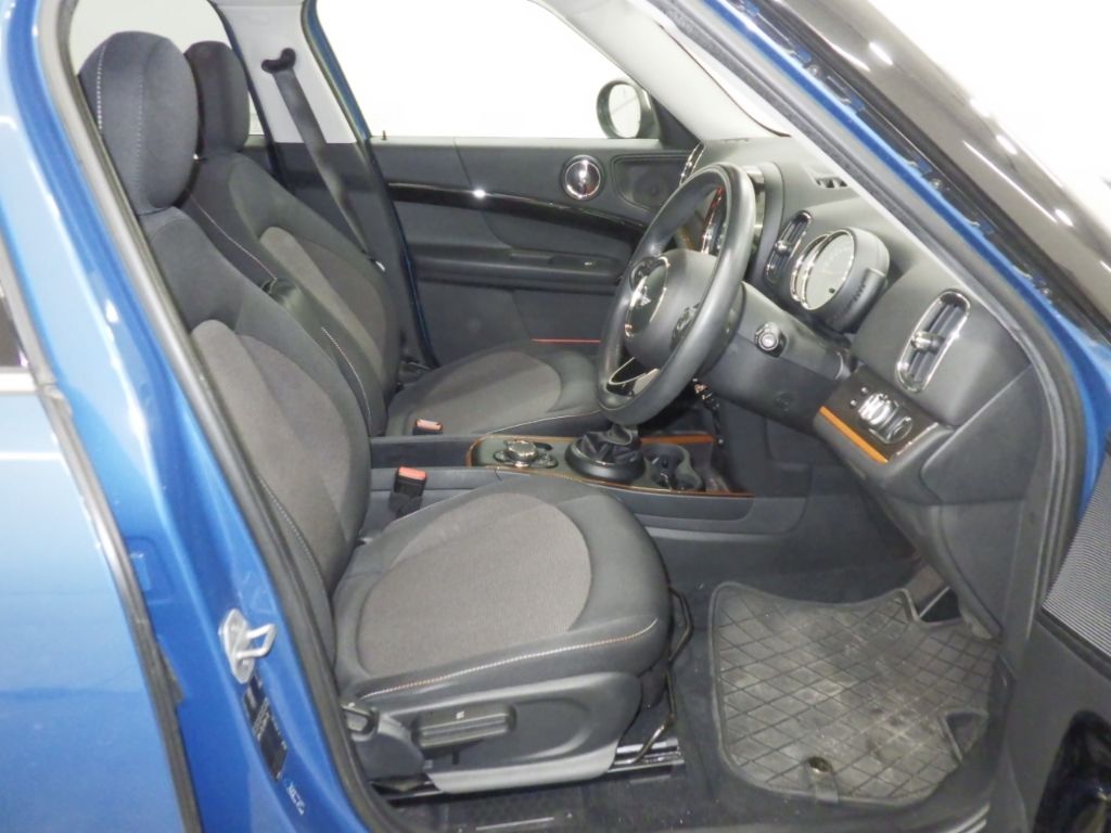 2017 MINI ミニ ワゴン Cooper D Crossover auction photo 6
