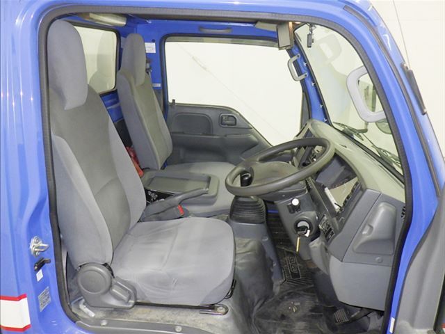 2017 Isuzu Elf Van auction photo 6