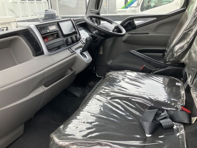 2021 Mitsubishi Fuso Canter Van auction photo 5