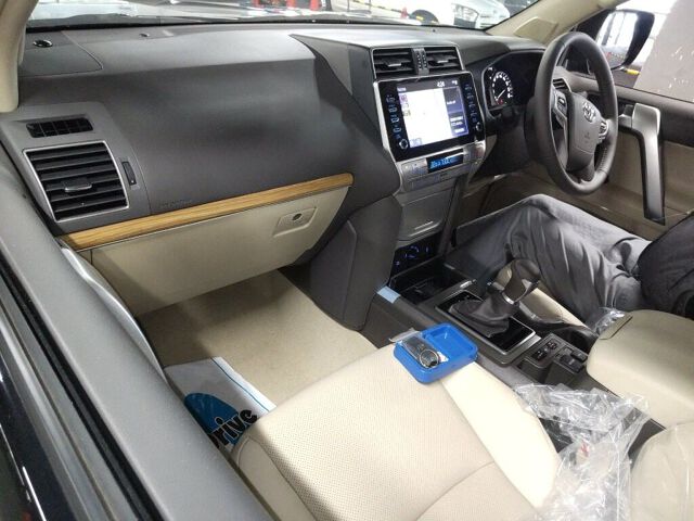 2023 Toyota Land Cruiser Prado TX L-P Matte Bra E 4WD auction photo 3