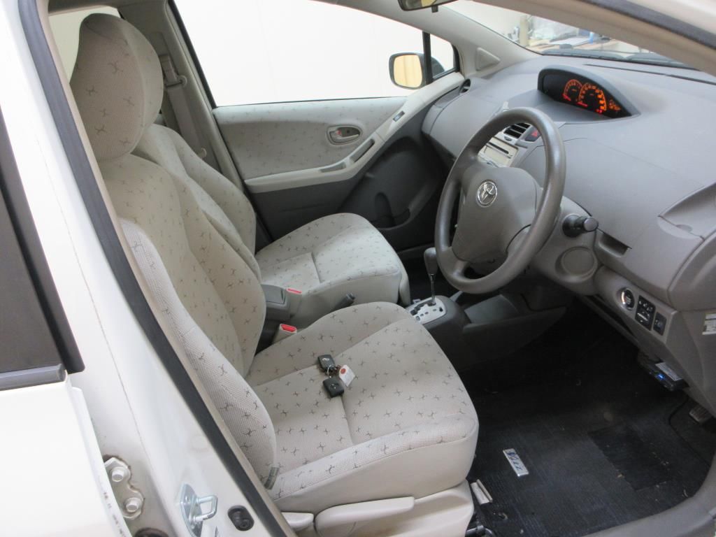 2007 Toyota ヴィッツ 5HB U auction photo 6