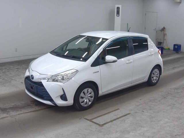 2018 Toyota Vitz HV F auction photo 4