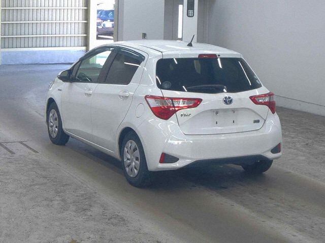 2018 Toyota Vitz HV F auction photo 2
