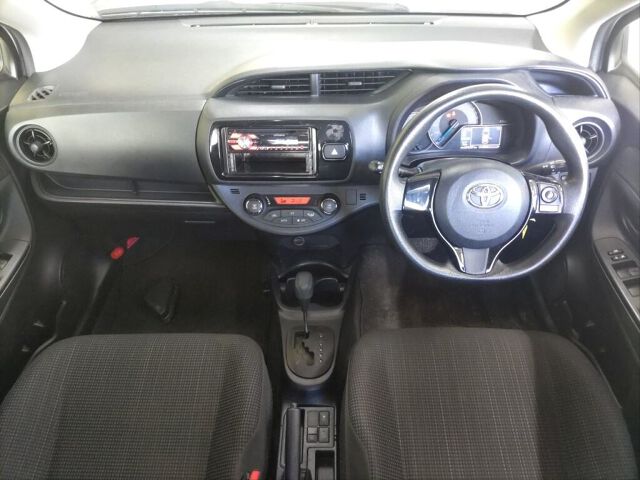2018 Toyota Vitz HV F auction photo 3