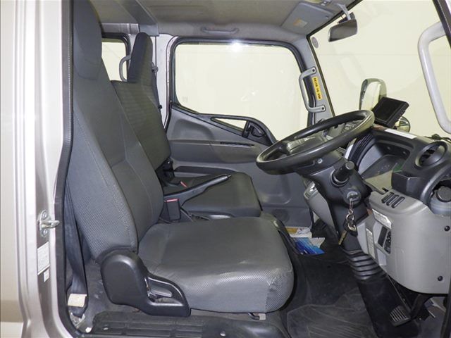 2017 Mitsubishi Fuso Canter Double cab auction photo 5