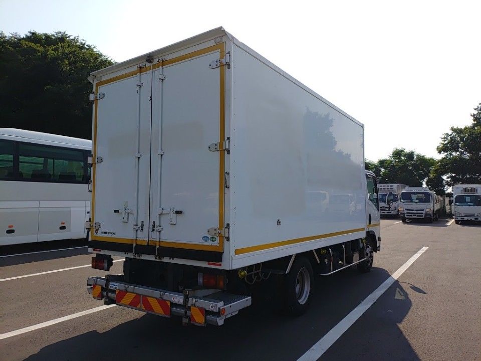 2017 Isuzu Elf auction photo 2