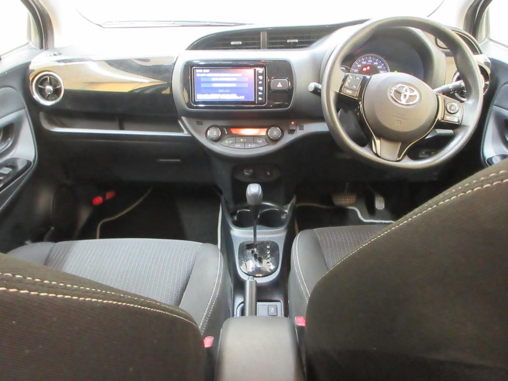 2020 Toyota ヴィッツ 5HB Hybrid F Safety Edition III auction photo 3