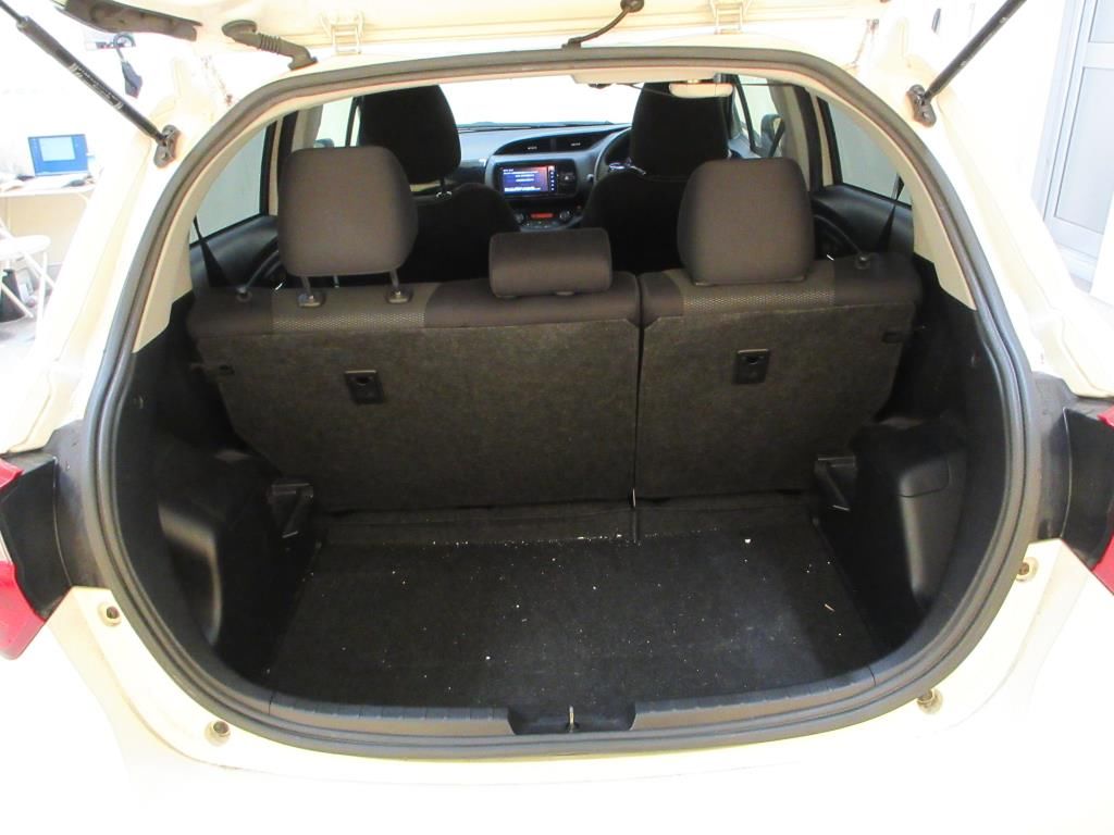 2020 Toyota ヴィッツ 5HB Hybrid F Safety Edition III auction photo 8