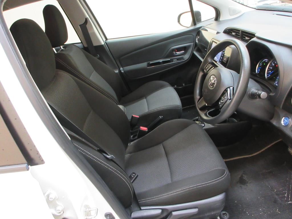 2020 Toyota ヴィッツ 5HB Hybrid F Safety Edition III auction photo 6