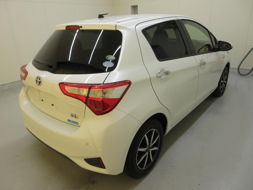 2020 Toyota ヴィッツ 5HB Hybrid F Safety Edition III auction photo 2