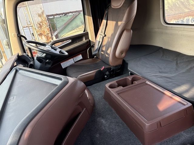 2020 Hino Profia tractor auction photo 5