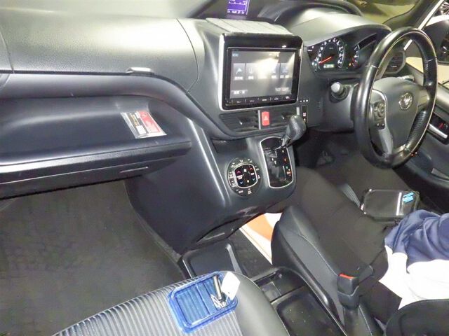 2015 Toyota Voxy ZS auction photo 3