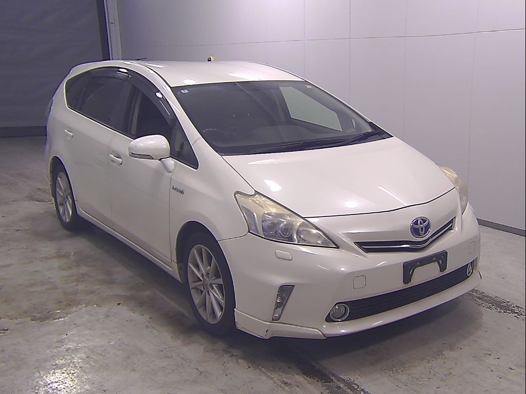 2012 Toyota Prius Alpha S Touring Selection Japan auction vehicle
