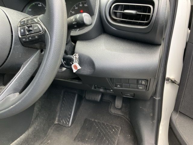 2023 Toyota Yaris ハイブリッド X auction photo 6