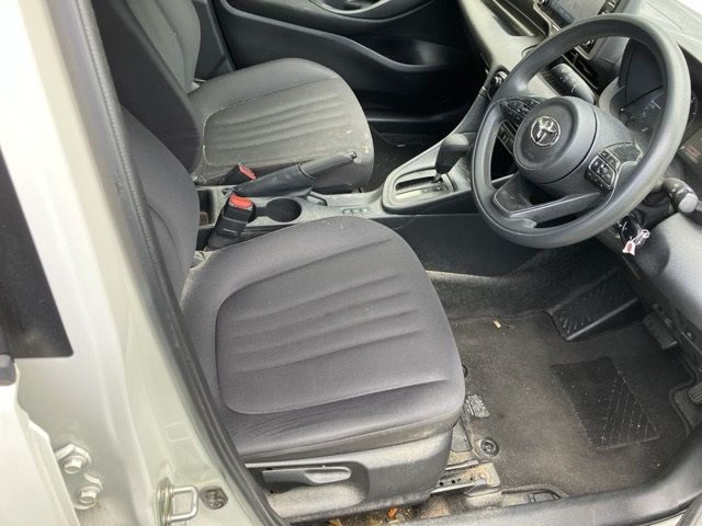 2023 Toyota Yaris ハイブリッド X auction photo 8
