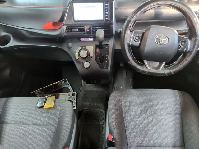 2019 Toyota Sienta HV ファンベースX auction photo 3