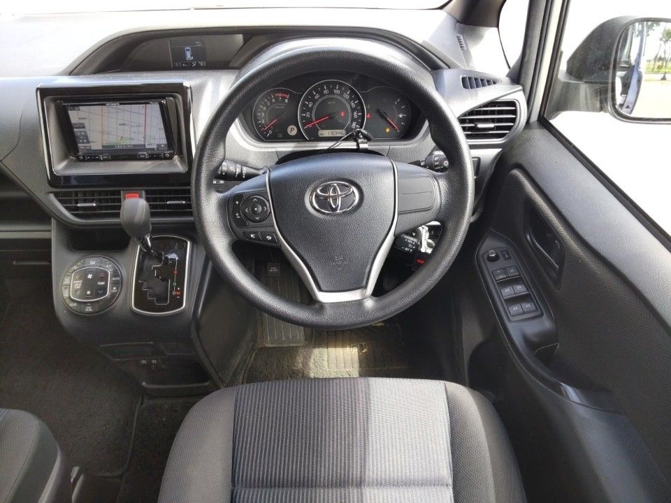 2019 Toyota Noah auction photo 3