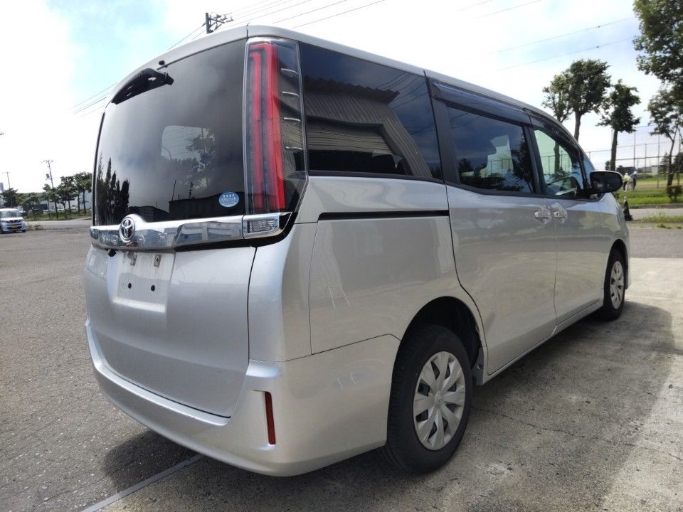 2019 Toyota Noah auction photo 2
