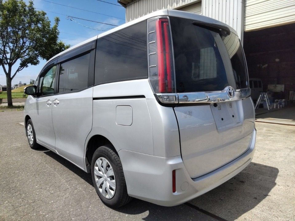 2019 Toyota Noah auction photo 6