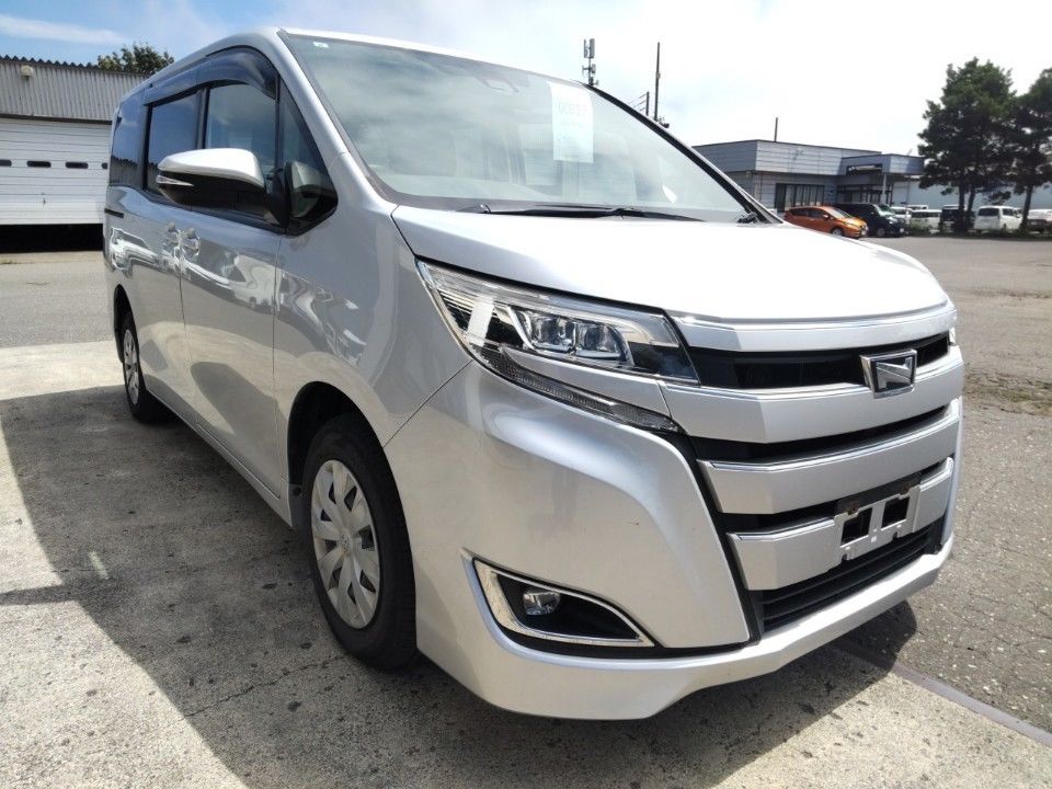2019 Toyota Noah auction photo 4