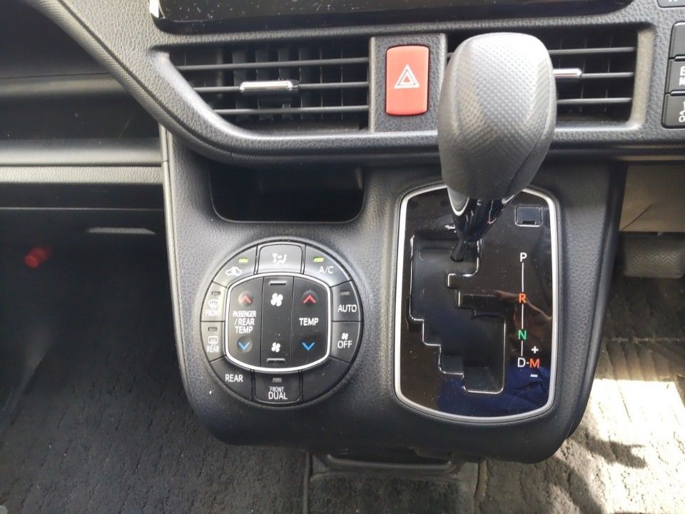 2019 Toyota Noah auction photo 12
