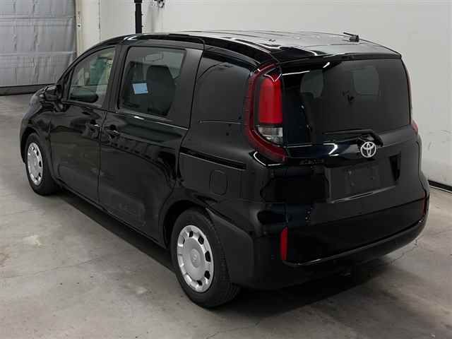 2023 Toyota Sienta G auction photo 2