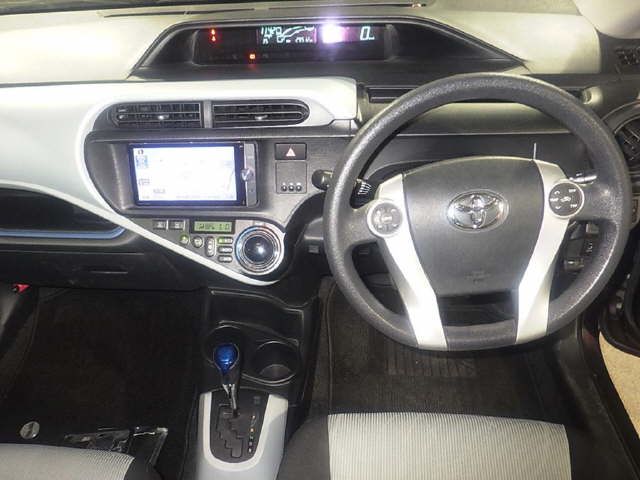 2014 Toyota Aqua S auction photo 3