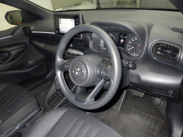 2021 Toyota Yaris ハイブリッドX auction photo 3
