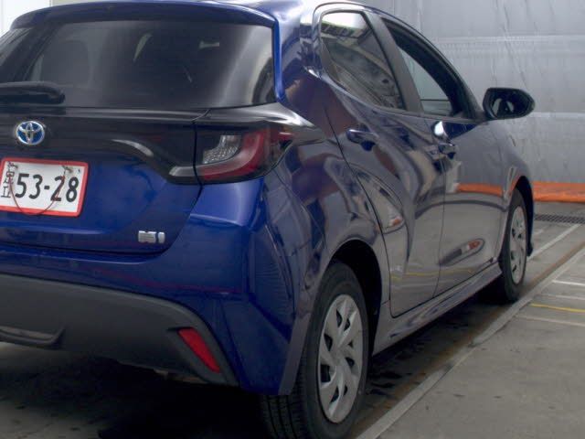 2021 Toyota Yaris ハイブリッドX auction photo 5