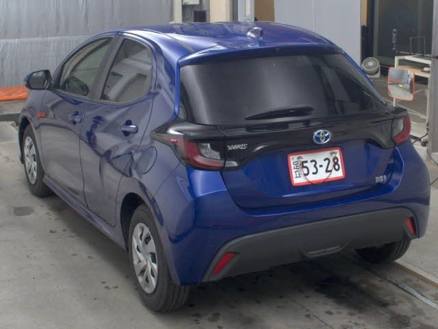 2021 Toyota Yaris ハイブリッドX auction photo 2
