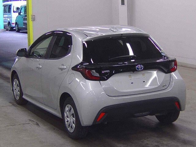 2021 Toyota Yaris ハイブリッドX auction photo 2