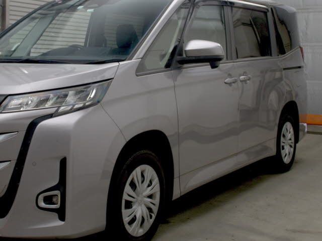 2022 Toyota Noah 4WD X 8ニン auction photo 4