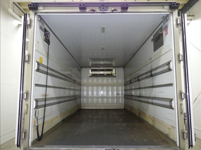 2019 Isuzu Forward 冷蔵・冷凍車 auction photo 4