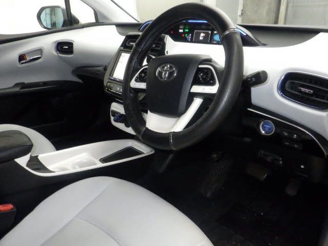 2016 Toyota Prius Aツーリングセレクション auction photo 3