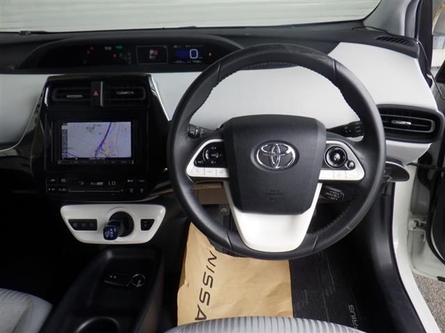 2017 Toyota Prius Sセーフティプラス auction photo 5