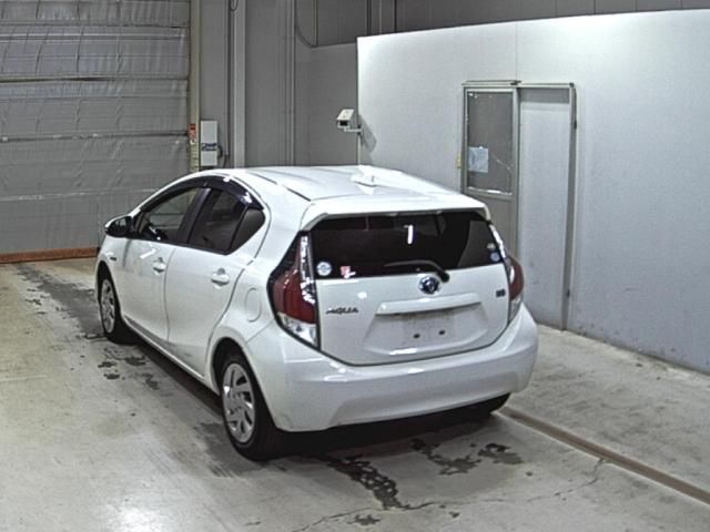 2015 Toyota Aqua S auction photo 2