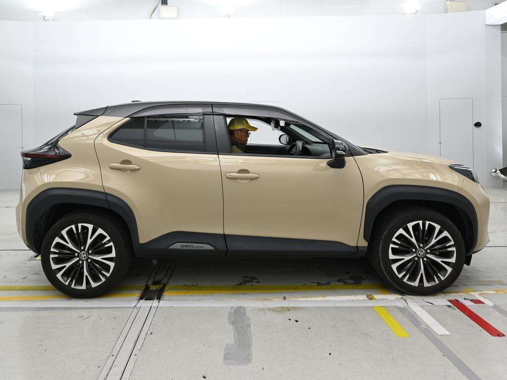2023 Toyota Yaris Cross Z 4WD auction photo 3