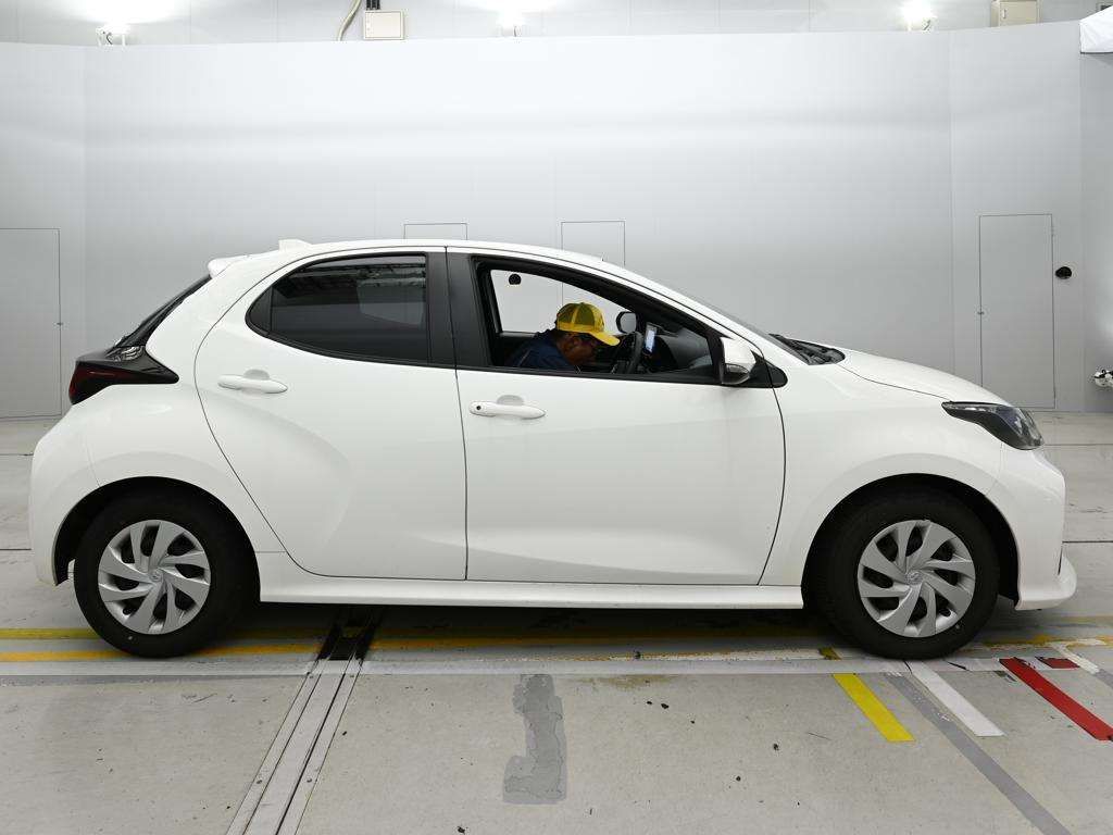 2023 Toyota Yaris ハイブリッドX auction photo 3