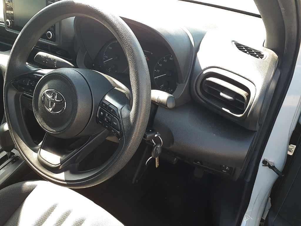 2023 Toyota Yaris ハイブリッドX auction photo 9