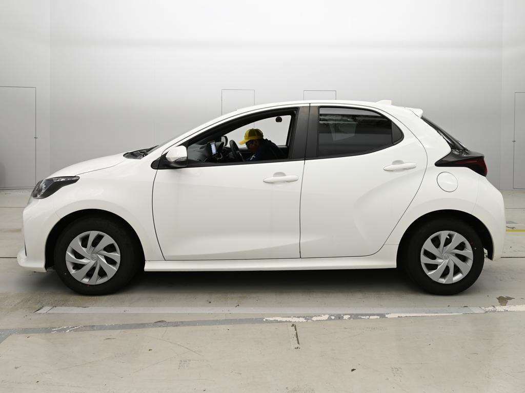 2023 Toyota Yaris ハイブリッドX auction photo 4