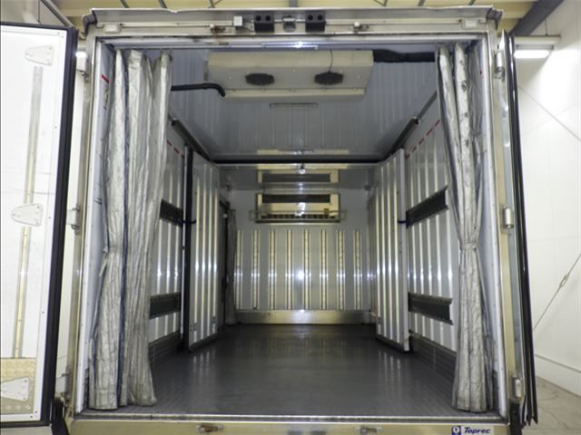 2019 Isuzu Elf Refrigerated and frozen trucks auction photo 4
