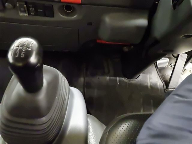 2019 Isuzu Elf Refrigerated and frozen trucks auction photo 8