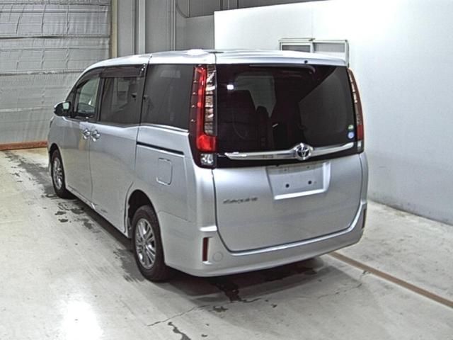 2015 Toyota Esquire auction photo 2