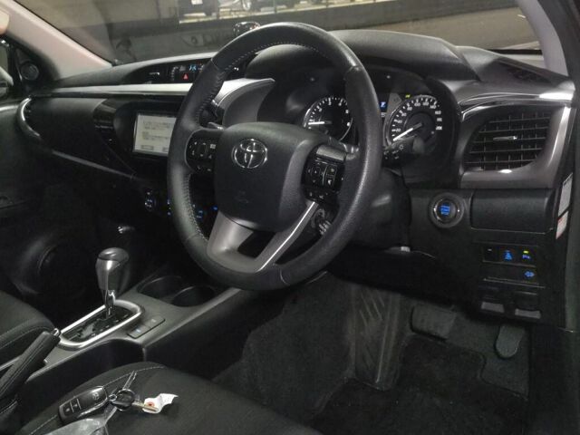 2023 Toyota Hilux Z 4WD auction photo 3