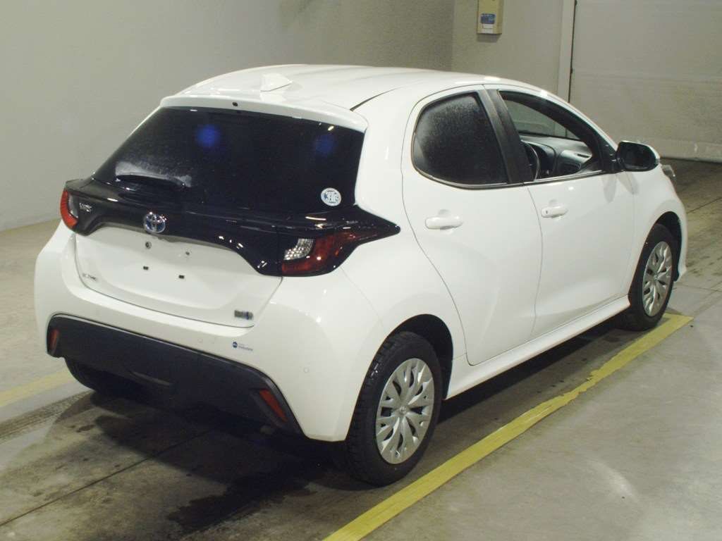 2023 Toyota Yaris ハイブリッドX 4WD auction photo 2