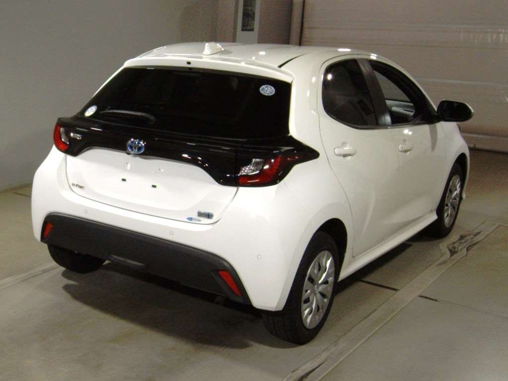 2023 Toyota Yaris ハイブリッドX 4WD auction photo 2